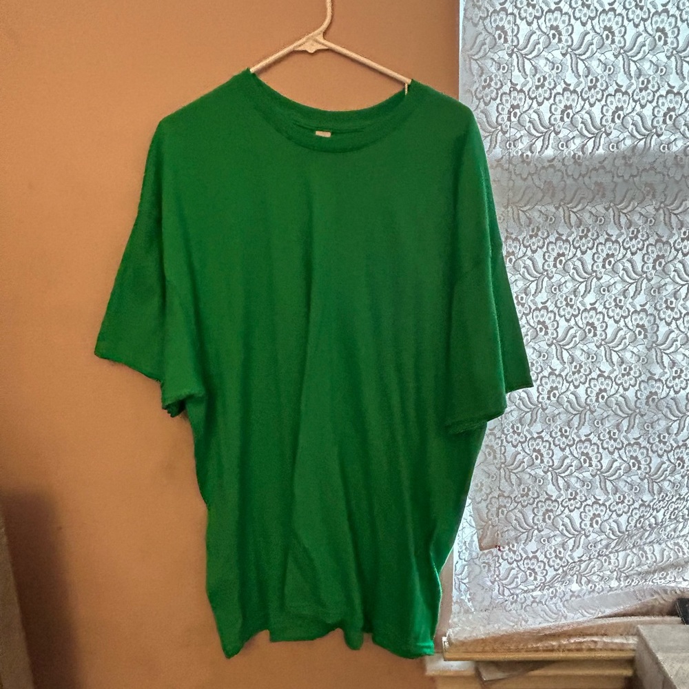 I’m sharing a 2XL green, gildan shirt.